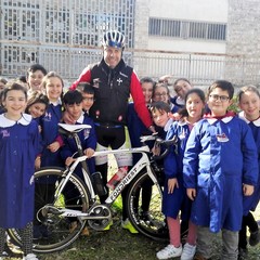 Depalma in bici tra i bambini della scuola "Chiaia"