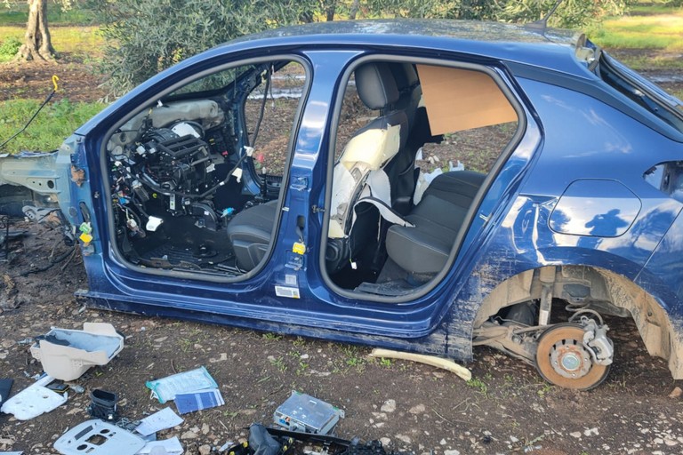 La Opel Corsa cannibalizzata rinvenuta in località Recatania