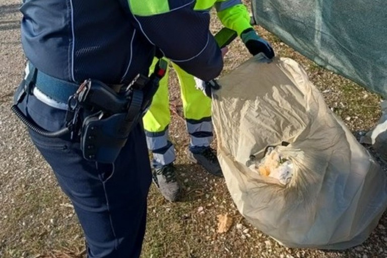 Controlli Impregico-Polizia Locale su rifiuti. <span>Foto Ufficio stampa Comune di Giovinazzo </span>