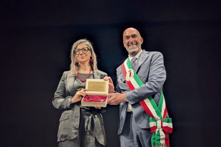 Francesca Albanese riceve le chiavi della Città di Bari