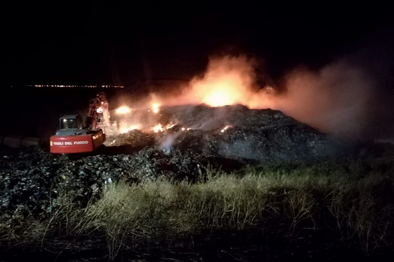 L'incendio alla discarica di San Pietro Pago