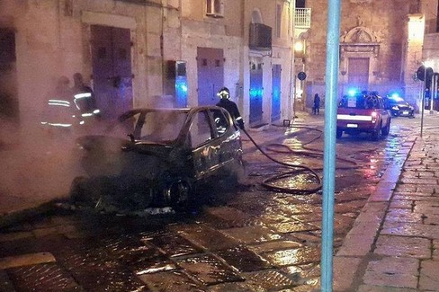 L'auto incendiata in piazza Costantinopoli