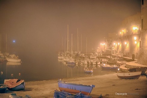 Cala Porto avvolta dalla nebbia. <span>Foto Giuseppe Depergola</span>