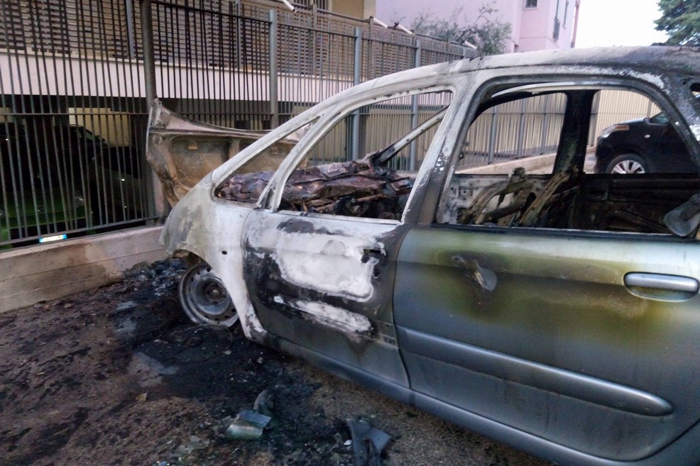 L'auto incendiata in via Deceglie