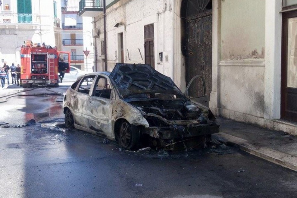 La Ford Focus incendiata in via Vernice