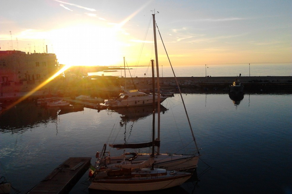 Tramonto sul porticciolo. <span>Foto Gianluca Battista</span>