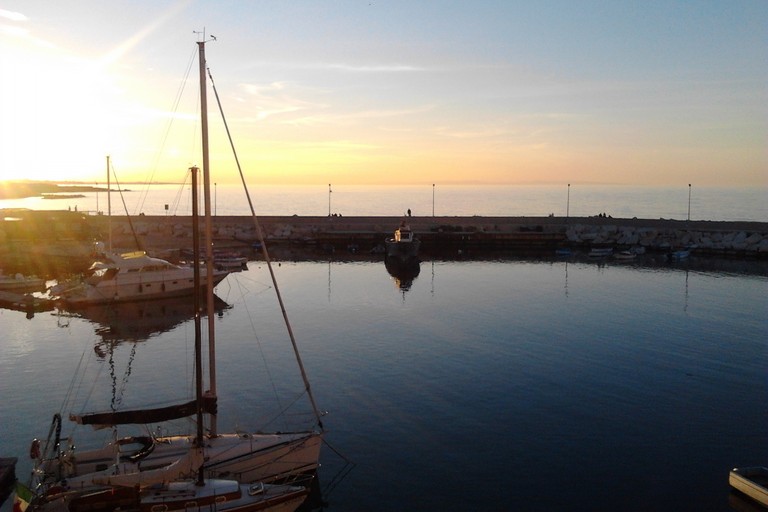 Tramonto sul porticciolo. <span>Foto Gianluca Battista</span>