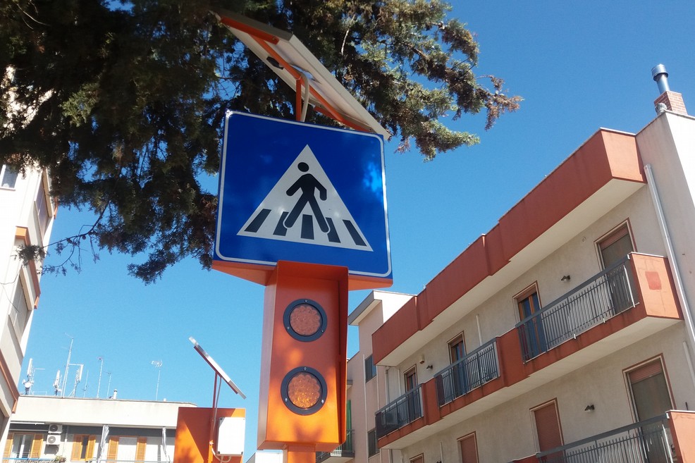 Il segnalatore prima del cavalcaferrovia. <span>Foto Gianluca Battista</span>