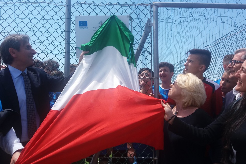 La signora Myriam scopre la targa con Gianluca Paparesta. <span>Foto Gianluca Battista</span>