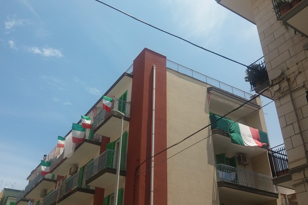 Le bandiere in via Sottotenente Magrone. <span>Foto Gianluca Battista</span>