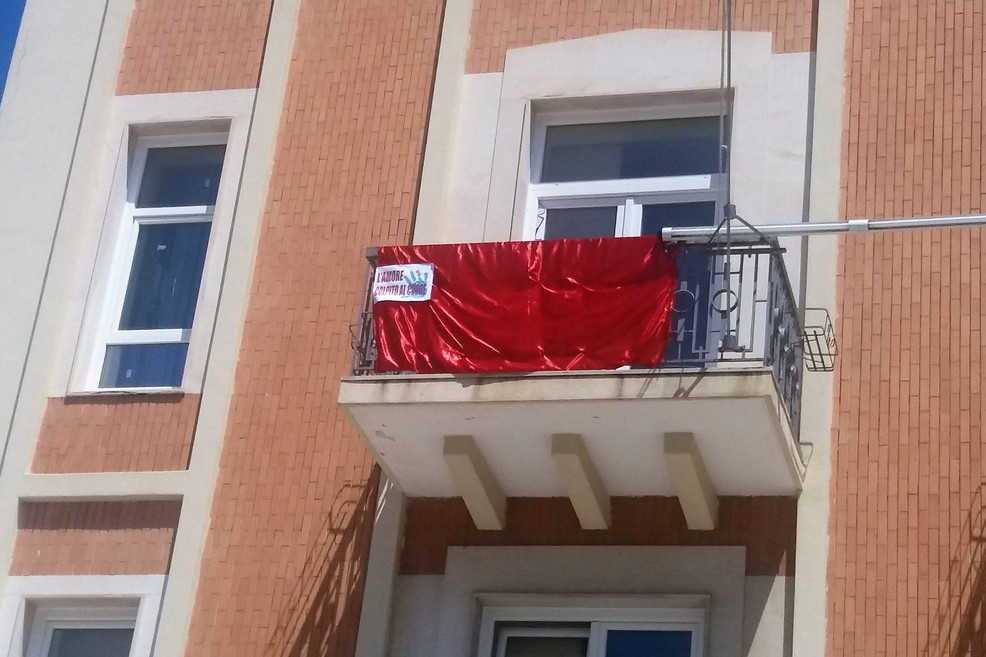Il drappo rosso esposto a Palazzo di Città. <span>Foto Gianluca Battista</span>