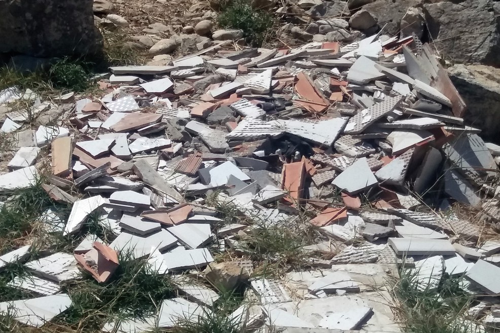 Materiale edile di risulta in località Peschiera. <span>Foto Gianluca Battista</span>