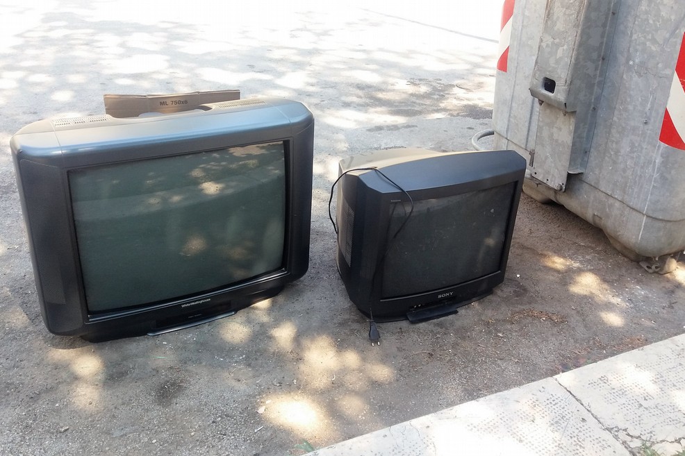 I due televisori abbandonati. <span>Foto Gianluca Battista</span>
