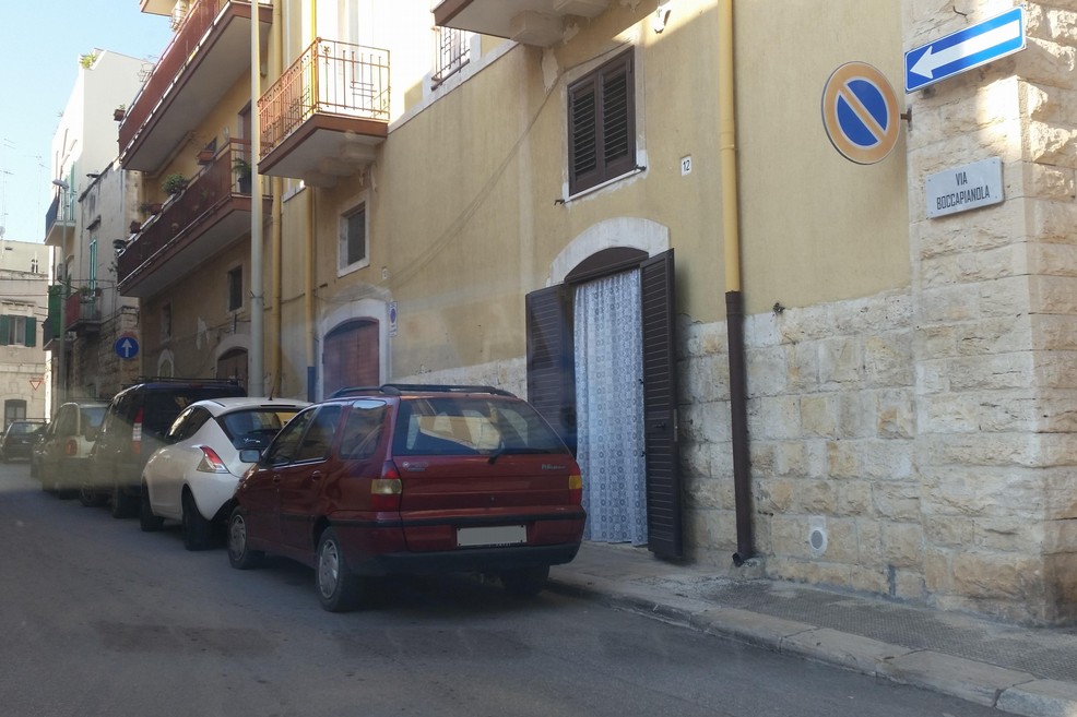 Le auto in sosta in via Boccapianola