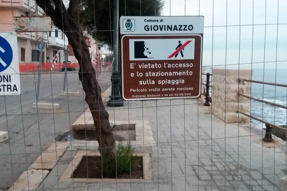 La rete che ingabbia il lungomare di Ponente. <span>Foto Gianluca Battista</span>