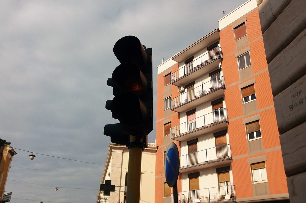 Il semaforo di via Bari. <span>Foto Gianluca Battista</span>