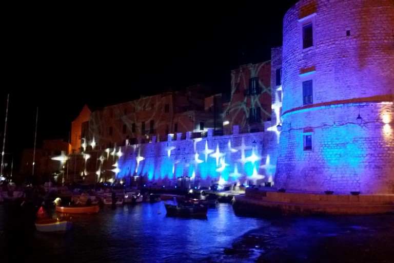 Le Christmas Lights sulle mura aragonesi. <span>Foto Gianluca Battista</span>