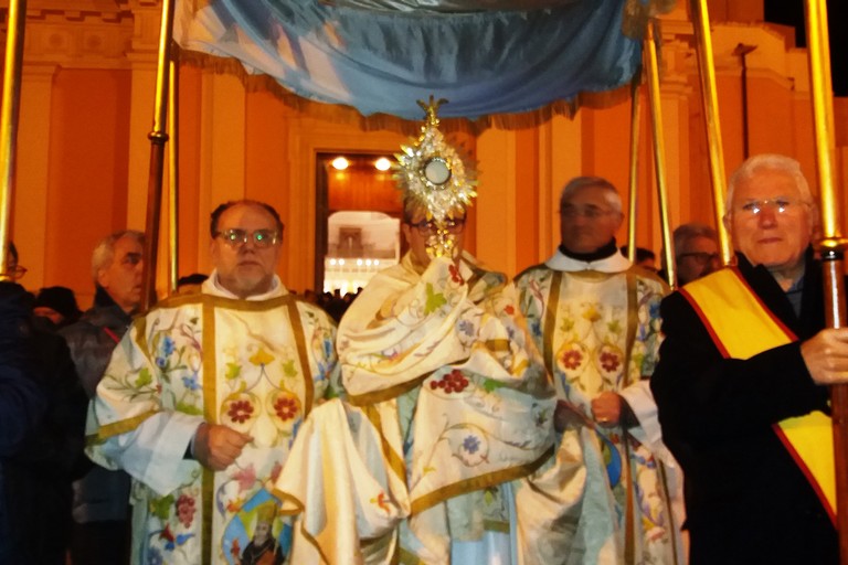 don Massimiliano con il Santissimo. <span>Foto Gianluca Battista</span>