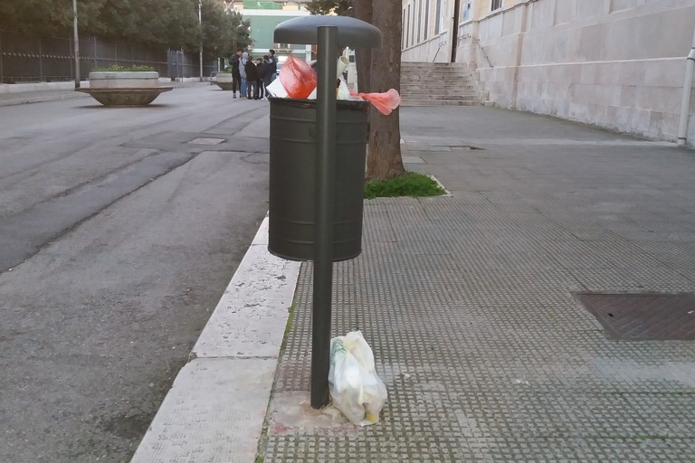 Indifferenziato abbandonato nel cestino portarifiuti. <span>Foto Gianluca Battista</span>