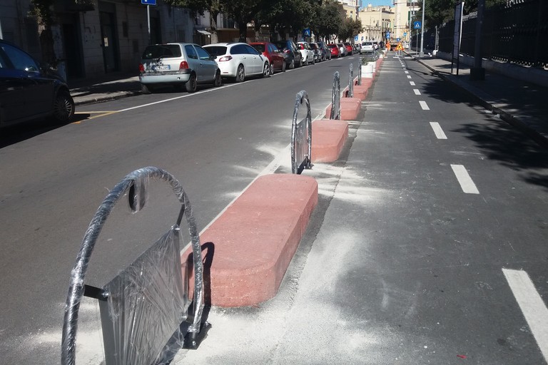 Gli archetti e le fioriere lungo la greenway. <span>Foto Gianluca Battista</span>