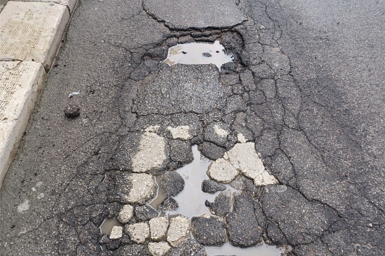 Buche in via Rosa. <span>Foto Gianluca Battista</span>