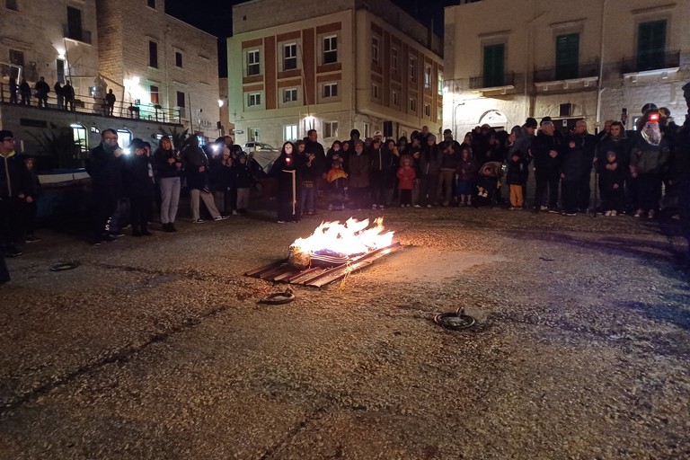 Brucia il Carnevale. <span>Foto Gianluca Battista</span>