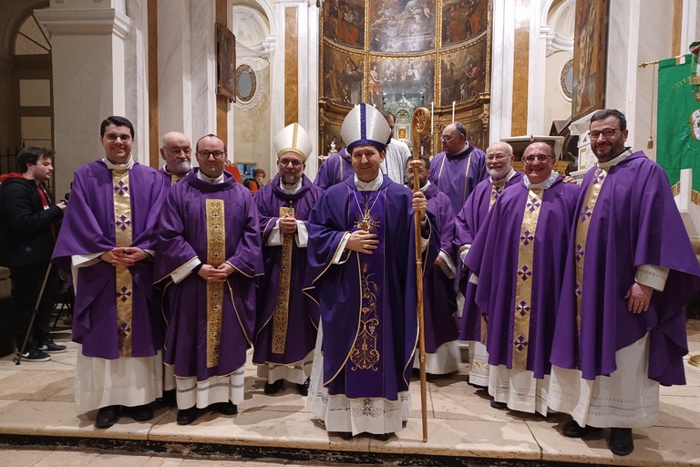 Monsignor Turturro col clero. <span>Foto Gianluca Battista</span>