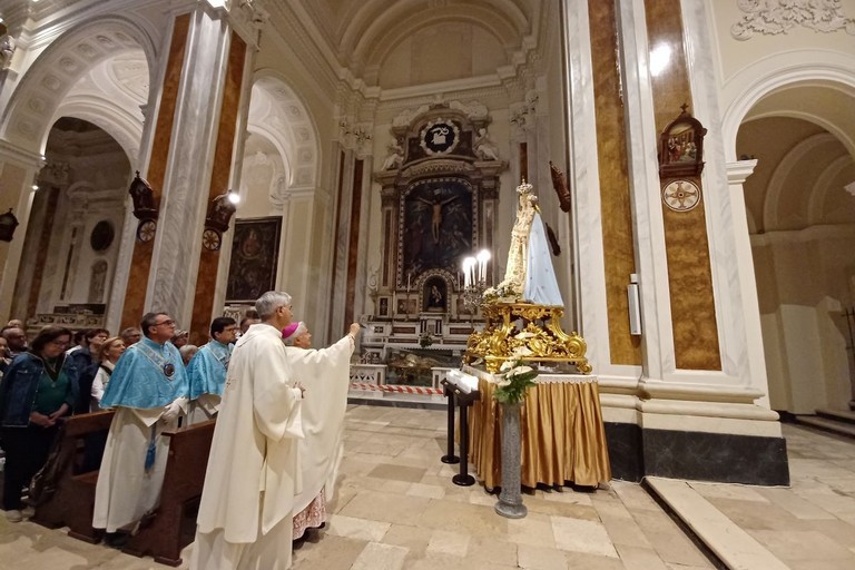 Monsignor Cornacchia omaggia la Madonna delle Grazie. <span>Foto Gianluca Battista</span>