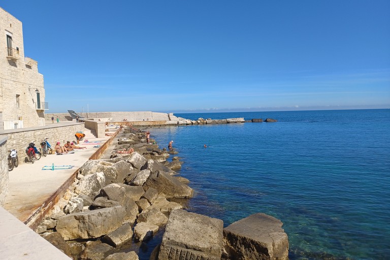 Bagnanti al Porto Vecchio ad ottobre. <span>Foto Gianluca Battista</span>