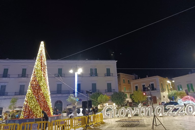 Albero di Natale in piazza Vittorio Emanuele II. <span>Foto Gianluca Battista</span>