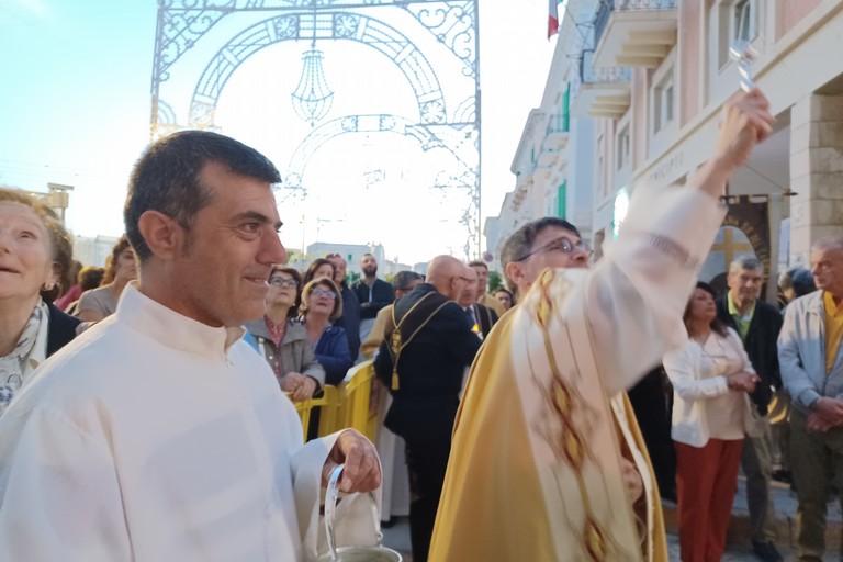 La benedizione di padre Francesco Depalo