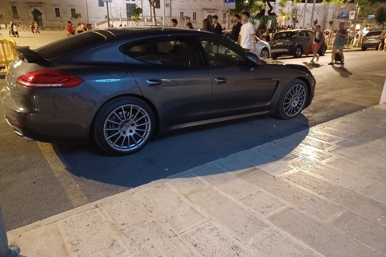 Porsche sullo stallo comunale