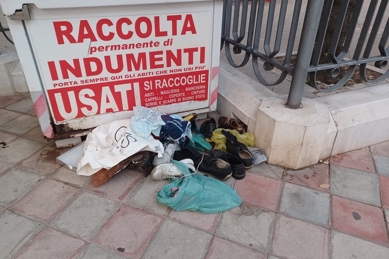 Indumenti per terra. <span>Foto Gianluca Battista</span>