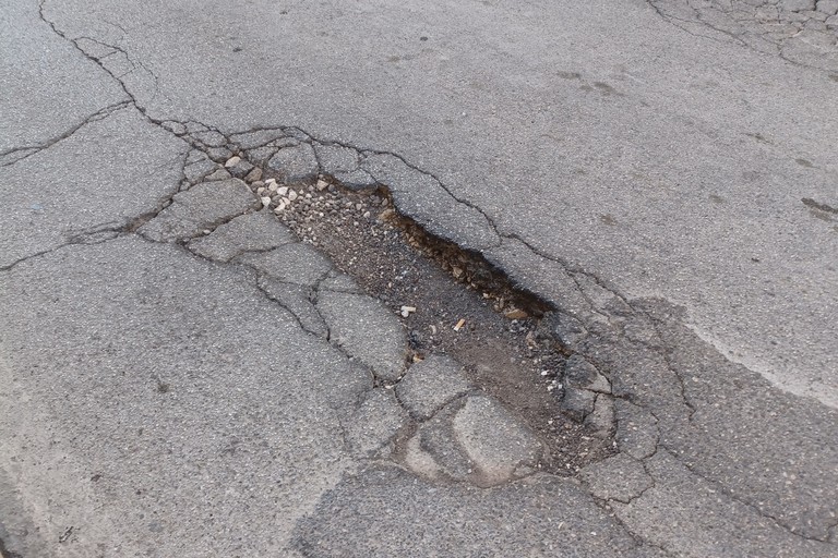 Buca stradale via Gioia. <span>Foto Gianluca Battista</span>