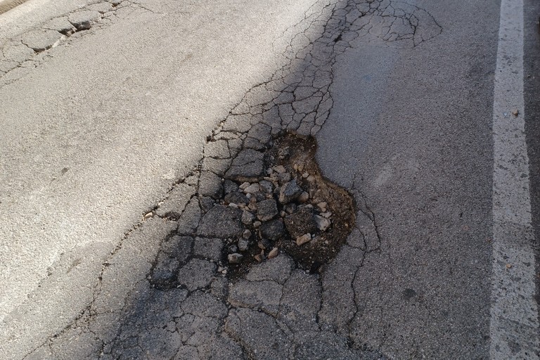 Buca stradale via Gioia