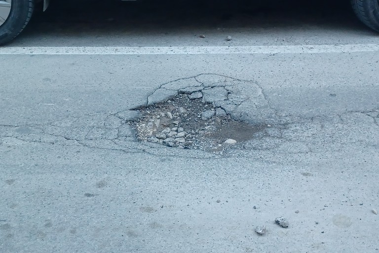 Buca stradale via Gioia. <span>Foto Gianluca Battista</span>