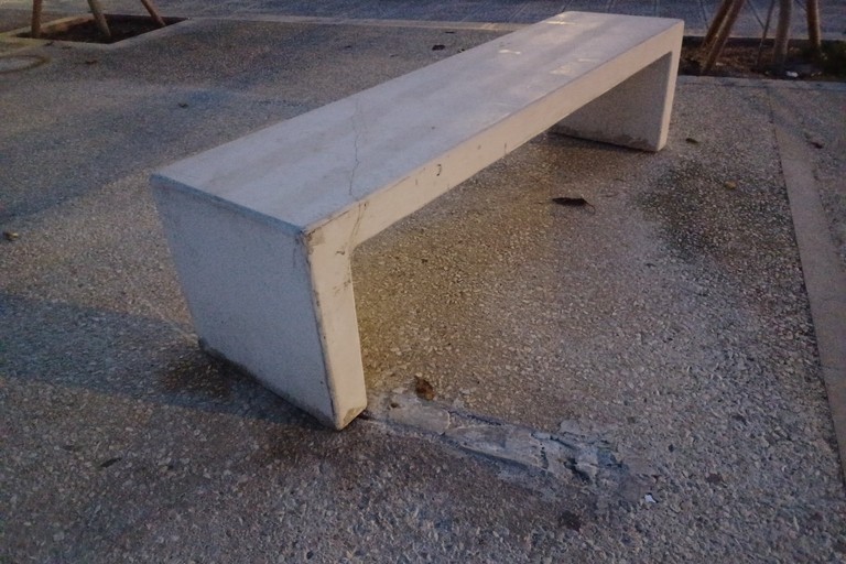 Panchina danneggiata in piazzale Leichardt. <span>Foto Gianluca Battista</span>