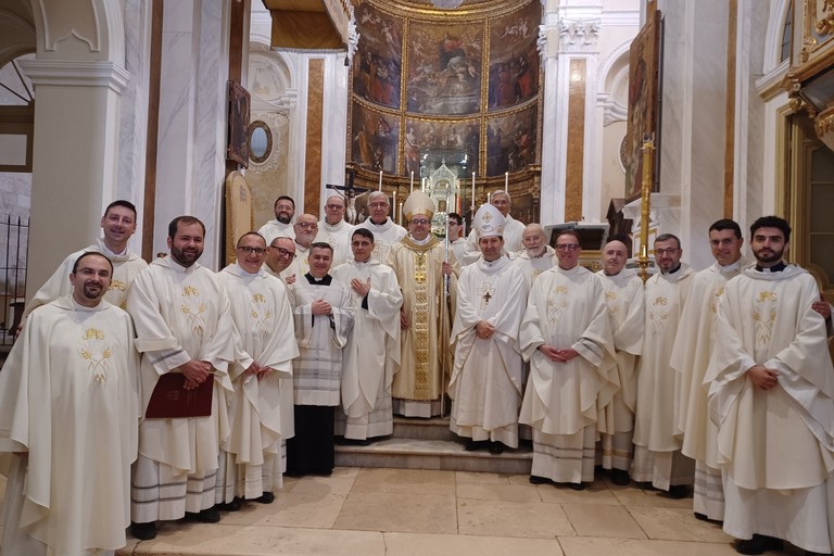 Mons. Basile col clero giovinazzese. <span>Foto Gianluca Battista</span>