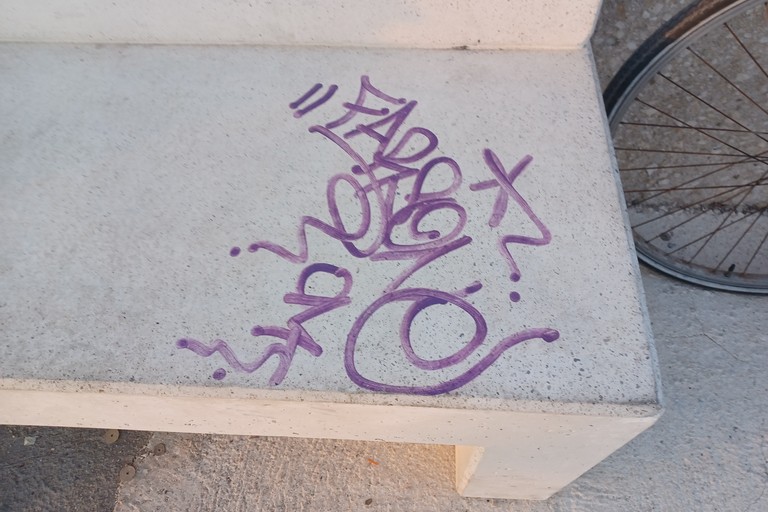 Panchina vandalizzata. <span>Foto Gianluca Battista</span>