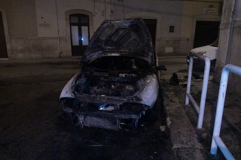 La Lancia Y incendiata in via Cavour