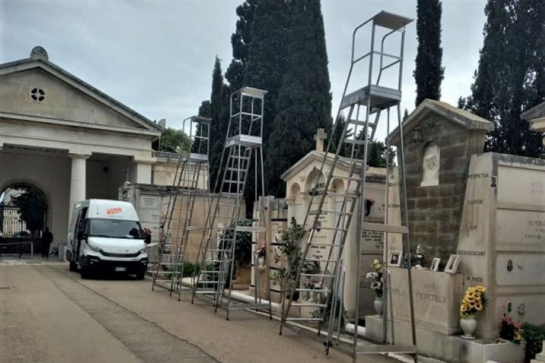Nuove scale nel cimitero comunale