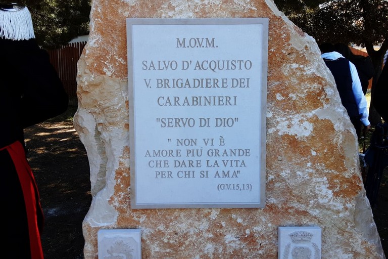 La stele che ricorda Salvo D'Acquisto