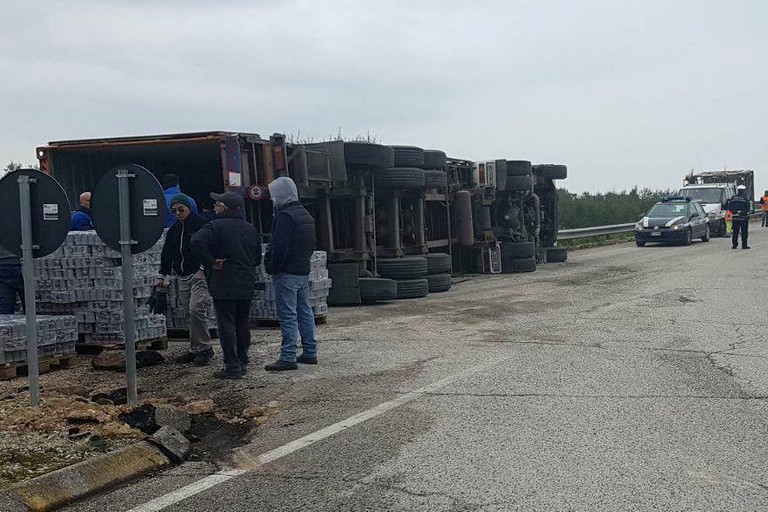 Il Tir che si è ribaltato allo svincolo di Cola Olidda