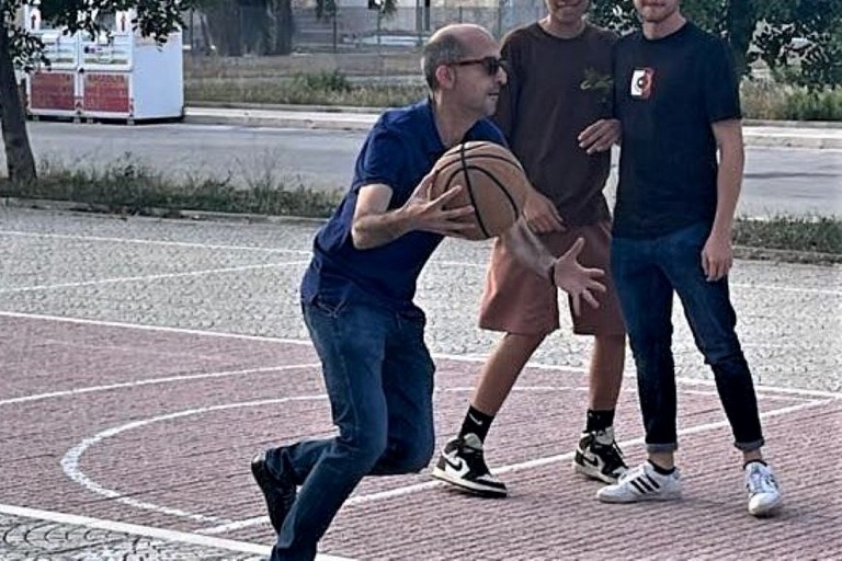 Sollecito gioca a basket
