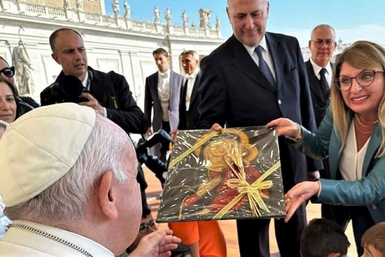 Mariligia Paparella dona l'icona di Alessandro Cavaliere al Papa