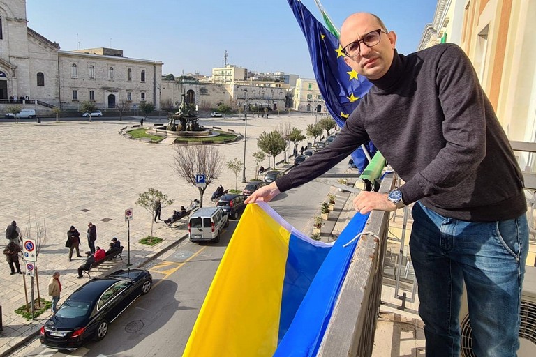 Sollecito con la bandiera ucraina