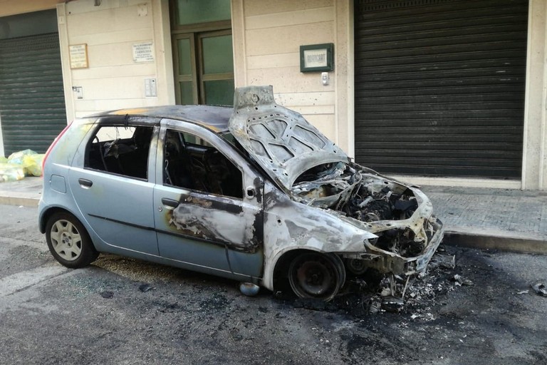 La Fiat Punto incendiata in via Gentile