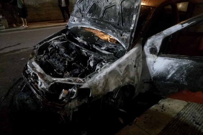 La Fiat Punto incendiata in via Cialdini