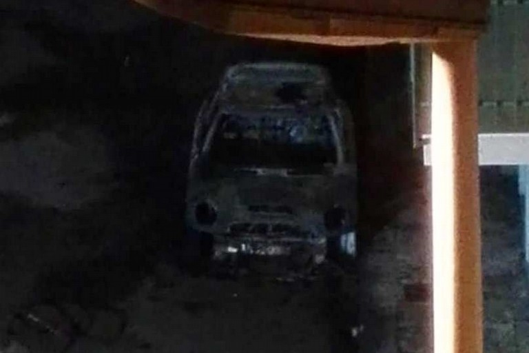 La Mini Cooper incendiata in via d'Azeglio