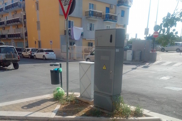 Rifiuto domestico abbandonato in via Toselli